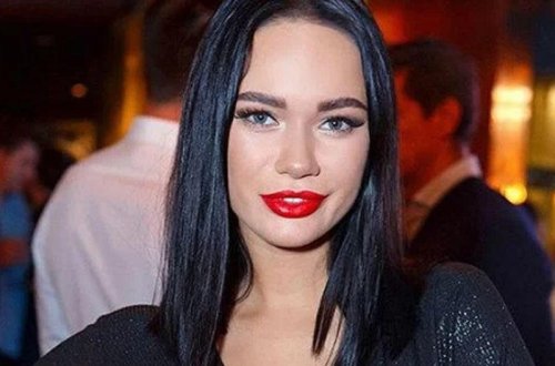 Məşhur aparıcı şüşənin qapağını sinəsi ilə açdı - VİDEO