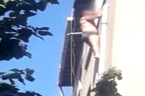 BİABIRÇI OLAY: İntim münasibət üçün girdiyi evdən lüt şəkildə balkona atıldı - VİDEO