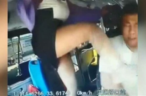 Qız sərnişin avtobusunun sürücüsünü döydü - VİDEO