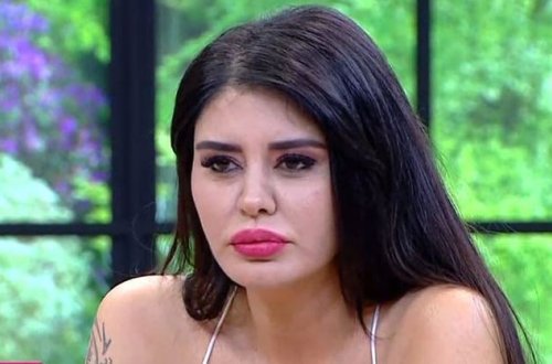 Ebru Polat dodağı ilə şüşə qapağı açdı, sinəsi göründü — VİDEO