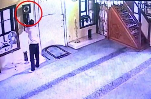 Namaz qılmaq bəhanəsilə məscidə girdi - oğurluq edərkən gizli kameraya düşdü - VİDEO