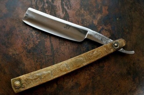 В Баку мужчина нанес себе ранения бритвой - ВИДЕО