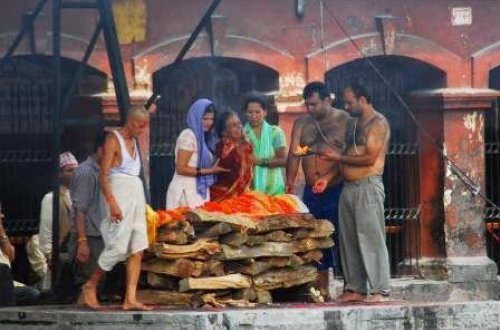 Öldü zənn edib yandıracaqdılar, anası icazə vermədi - Hindistanda möcüzəvi hadisə - FOTO