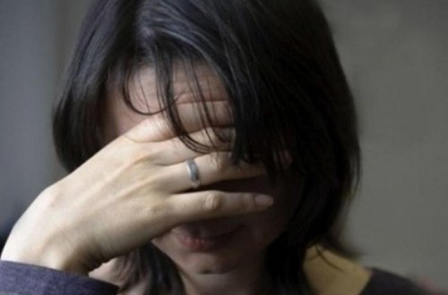 Bakıda yatarkən bıçaqlanan kişini öz arvadı qətlə yetirmiş ola bilər - Qadın yalan danışır?