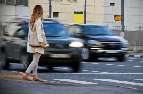 19 yaşlı qızı maşın vurdu, yüngül xəsarətlə qurtuldu