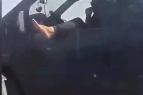 Водитель микроавтобуса высунул ногу в окно на автомагистрали - ВИДЕО