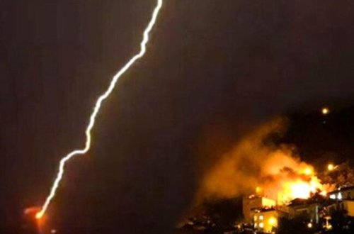 Evə ildırım düşmə anı - VİDEO