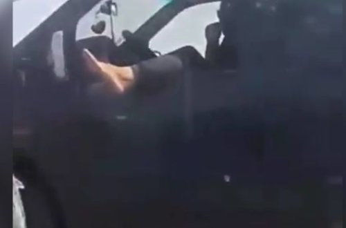 Полиция заинтересовалась водителем, высунувшим ногу в окно