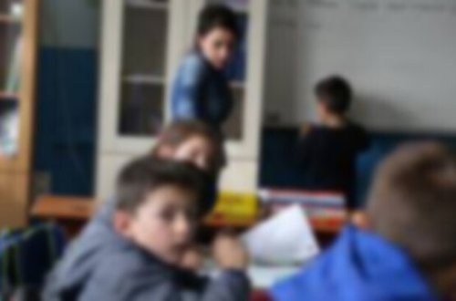 Müəllim sinifdə saqqız çeynəyən uşağın başına görün hansı oyun açdı?!