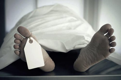 3 il anasının meyiti ilə yaşadı, 15 yaşlı qızını da işgəncə altında saxlayıb