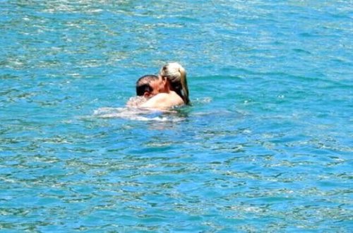 Aktrisa ərini dənizdə öpüşə boğdu - FOTO