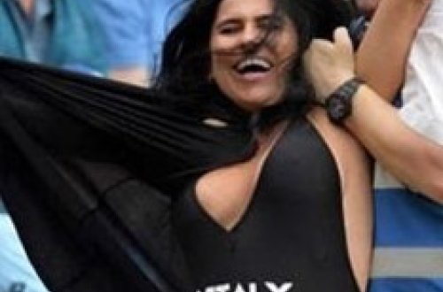 Bu dəfə model sevgilisi yox, anası çimərlik geyimində meydana çıxdı - FOTOLAR