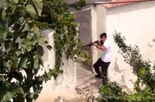 Gənc oğlan qonşusunu öldürüb, ailə üzvlərini yaraladı - Öz atasını isə... + VİDEO