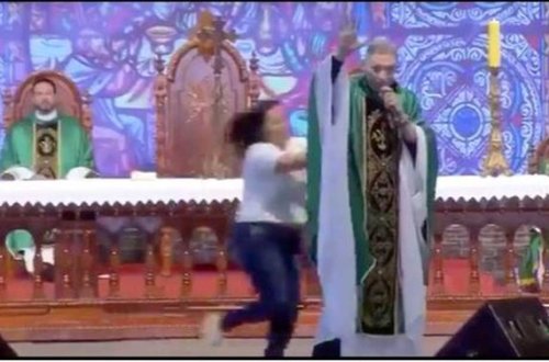 Священник лишил полных женщин рая и поплатился - ВИДЕО