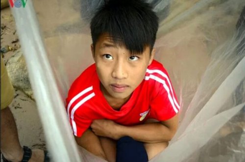 Məktəbə getmək üçün 50 məktəbli bu vəziyyətdə yola salınır - Ürəkağrıdan görüntülər