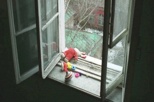 Anası bir yaşlı körpəni üçüncü mərtəbədən yerə saldı