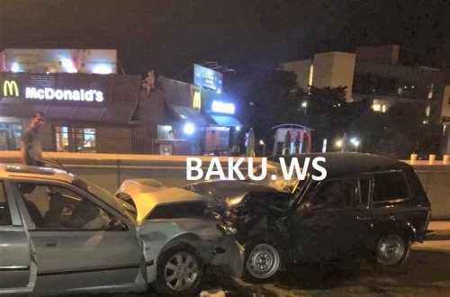 Bakıda ərəblərin olduğu avtomobil qəzaya uğradı – Yaralılar var – VİDEO