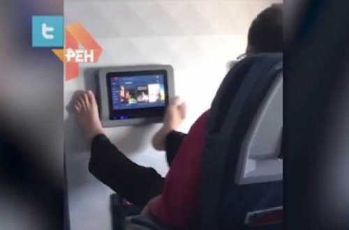 Босоногий пассажир самолета возмутил пользователей соцсетей – ФОТО