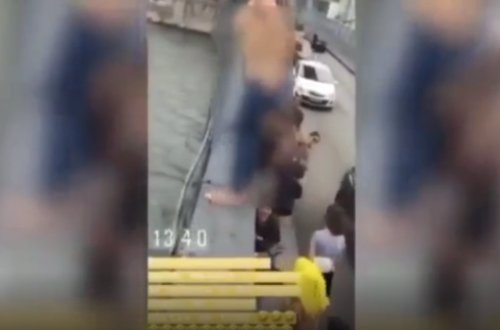 Gənc qız çılpaq vəziyyətdə 45 metr hündürlükdən özünü atdı - BİABIRÇI GÖRÜNTÜLƏR +18 VİDEO