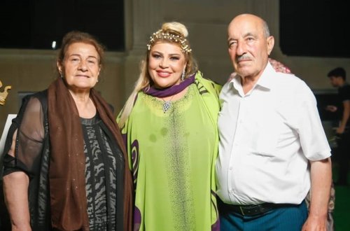 Mətanət ata və anası ilə şəklini yaydı - FOTOLENT