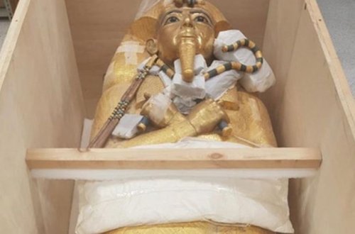 Из гробницы Тутанхамона извлекли большой золотой гроб