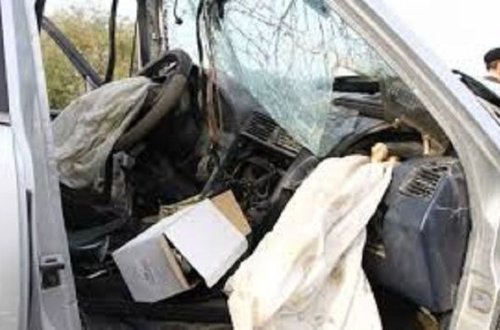 Salyanda avtomobil beton maneəyə çırpıldı, xəsarət alan var