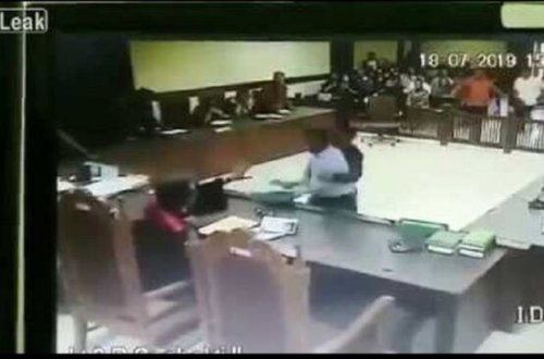 Vəkil qalstukla hakimi döydü - Məhkəmədən Şok görüntü + VİDEO