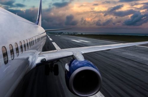 Мужчина захотел улететь в Гану на крыле самолета