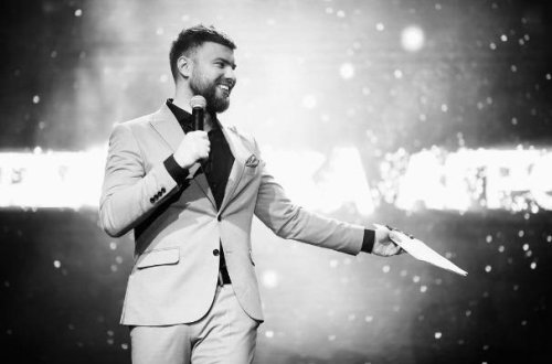 Tanınmış aparıcı 17-ci mərtəbədən yıxılıb öldü - FOTO