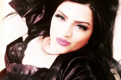 Azərbaycanlı müğənninin bacısı YATAQDA GECƏ PALTARINDA... - FOTO
