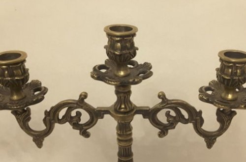 Женщина собралась замуж за канделябр