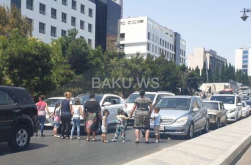 Bakıda qadınlar uşaqları ilə birlikdə yolu bağladı, hərəkət iflic oldu – FOTO