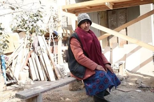 Bu qadın 20 ildir küçədə yaşayır: Uşağı olmadığı üçün küçəyə atıblar - VİDEO