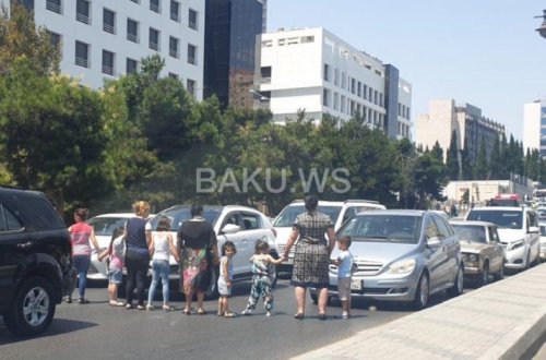 В Баку женщины с детьми перекрыли дорогу
