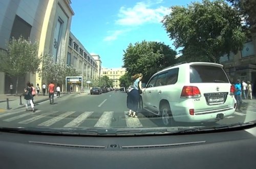 Piyada keçidində qadını vuran sürücü – 90 LP 055 - VİDEO