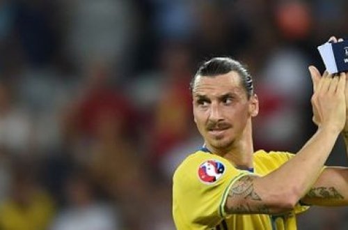 İbrahimoviçin dirsəyi rəqibinin kəlləsini qırdı – FOTO/VİDEO