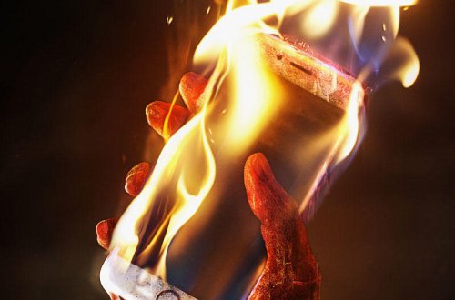 iPhone markalı telefonlar qızaraq partlamağa davam edir