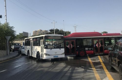 Автобус, попавший в аварию, парализовал движение на дороге - ФОТО