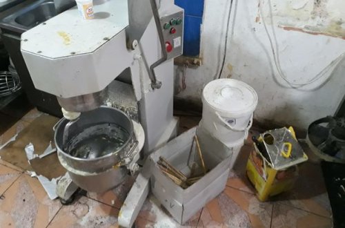Bakıda tualetlə iç-içə fəaliyyət göstərən şirniyyat sexini bağladılar - FOTO
