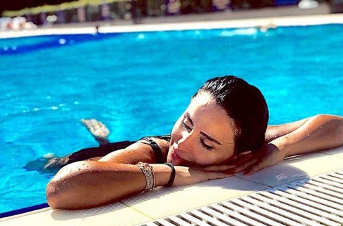 Azəri Günel bikinidə - FOTO