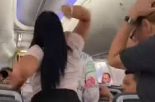 Sevgilisini qısqanan qadın onun başında noutbuk sındırdı — VİDEO