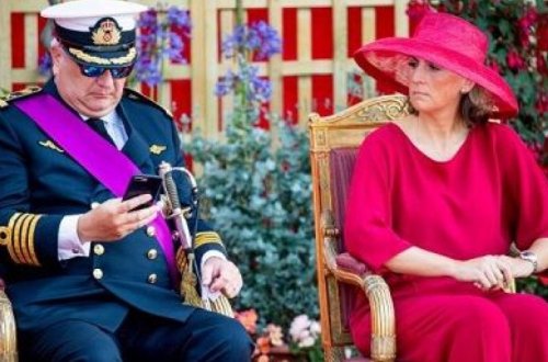 Принц Бельгии проигнорировал исполнение национального гимна, «зависнув» в смартфоне – ФОТО