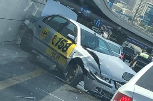 В Баку такси с пассажирами попало в ДТП