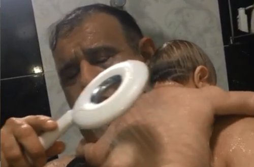 54 yaşında ata olan Tacir yeni doğulan körpəsini hamamda BELƏ ÇİMİZDİRDİ - VİDEO