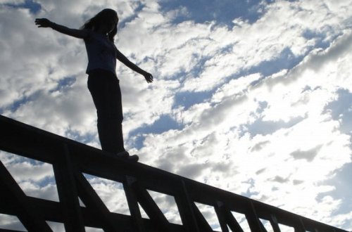 В Баку молодая девушка бросилась с моста