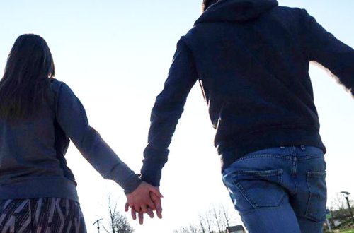 Qızla gəzərkən digərinə 