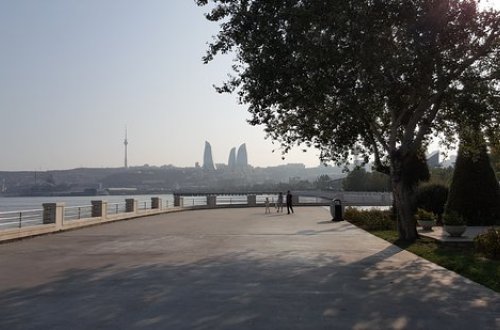 Bakı bulvarında 80 yaşlı kişidən gözlənilməz hərəkətlər – Görənlər təəccübləndi – VİDEO