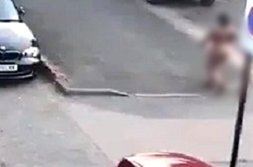 İstilərə dözməyən qadın küçələrdə çılpaq gəzir - (+18 VİDEO)