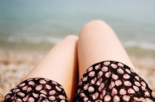 İstilərdən bezən qadın lüt soyunub, eyvanda günəşləndi - FOTO