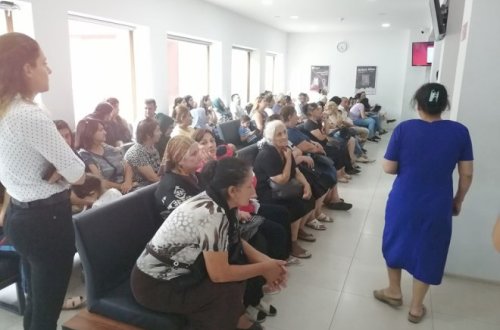 Bura bankdır, yoxsa vağzal? – Kapital Bankın filialından fotofakt